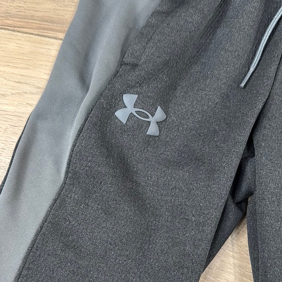 Under Armour Cold Gear Kid’s Black and Gray Sweatpants Joggers - Picture 3 of 12